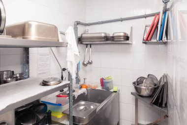 Restoranın profesyonel yıkAma, lavabo, fırça görünümü