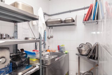 Restoranın profesyonel yıkAma, lavabo, fırça görünümü
