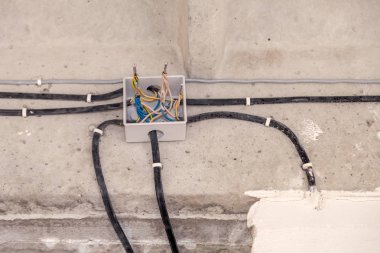 Kablo döşeme tavanı. Duvardaki elektrik kabloları. Yerime kablolama