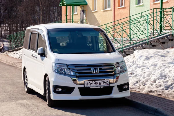 Rusko Kemerovo 2019-04-11 bílé zářící čisté Japonsko 4wd minibus — Stock fotografie