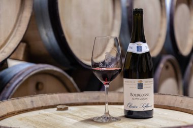 France Lyon 2019-06-20 Kırmızı şarap şişesi Pinot Noir Bou
