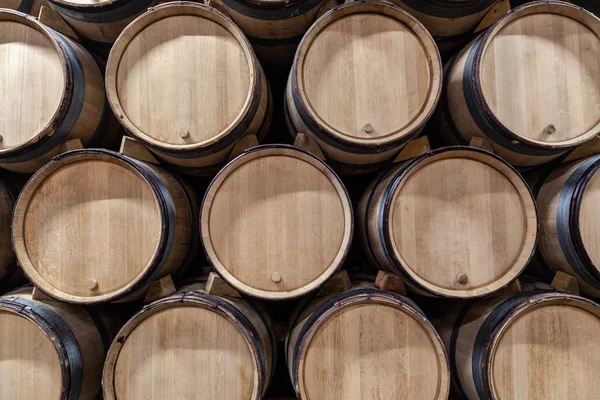 Barris de madeira do carvalho do vinho empilhados em fileiras retas na ordem, c velho — Fotografia de Stock