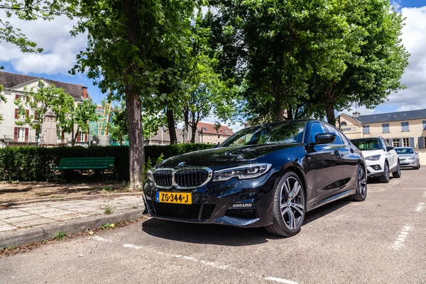 France Lyon 2019-06-20 yakın plan lüks koyu mavi Alman arabası sedan.