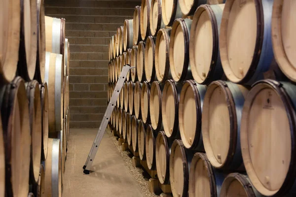 Barris de madeira do carvalho do vinho empilhados em fileiras retas na ordem, c velho — Fotografia de Stock