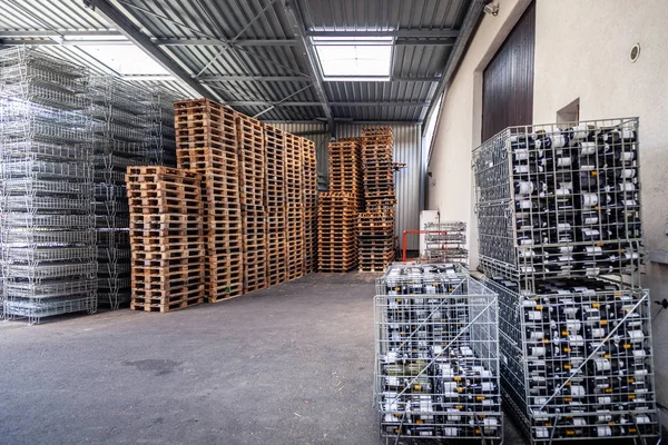 Fabrikada büyük bir depo, şaraphane, metal şişeler.