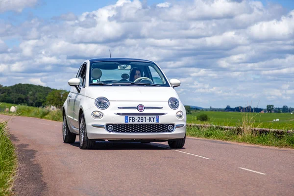 Francie Lyon 2019-06-20 detailní pohled zepředu malý kompaktní bílý ca — Stock fotografie