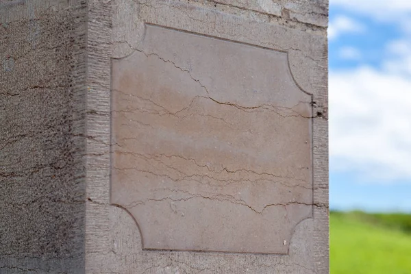 Pilar antiguo rectangular, placa de piedra clara de arenisca de nuevo — Foto de Stock
