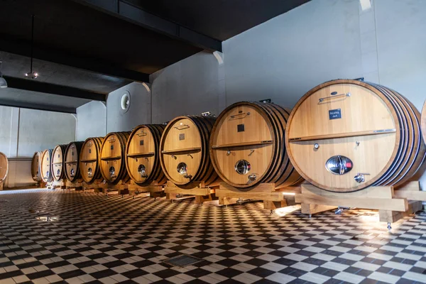 França Lyon 2019-06-21 barricas de madeira gigantes, envelhecimento, fermentação — Fotografia de Stock