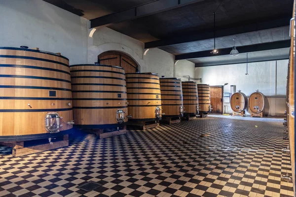 Frankrijk Lyon 2019-06-21 stapel houten vaten, veroudering, fermentat — Stockfoto
