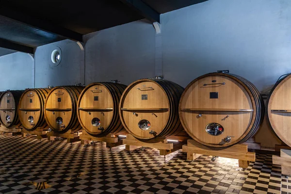 フランス リヨン 2019-06-21 列巨大な木製の樽, 老化, 発酵 — ストック写真