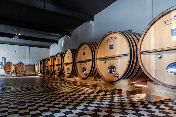 France Lyon 2019-06-21 Barriles de madera gigantes, envejecimiento, fermentación —  Fotos de Stock