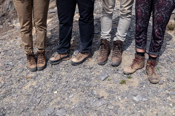 Empresa cuatro turistas juntos pies en marrón trekking senderismo boo —  Fotos de Stock