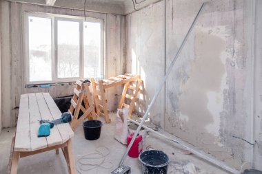 Rusya Kemerovo 2019-04-08 tahta iskele pencerenin yanında duruyor 