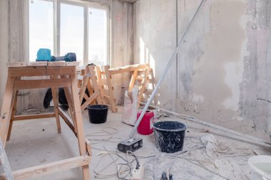 Rusya Kemerovo 2019-04-08 tahta iskele pencerenin yanında duruyor 