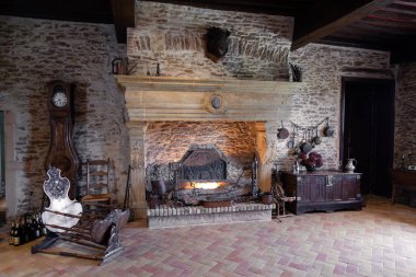 France Beaune 2019-06-20 Şömine eski karanlık salon, tuğla duvarlar, o