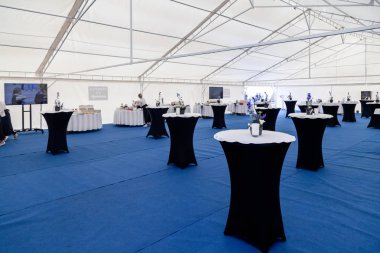 Rusya Kemerovo 2019-07-27 Catering, bla ile yüksek büfe masaları