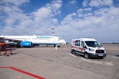 Rusya Moskova 2019-06-17 Ford ambulans araba arka planda