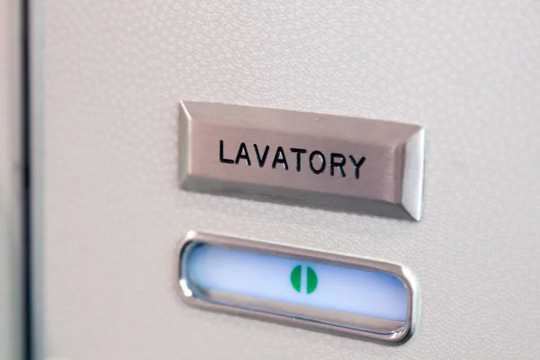 Signo verde vacante, símbolo vacante en la puerta del inodoro de un avión. R — Foto de Stock