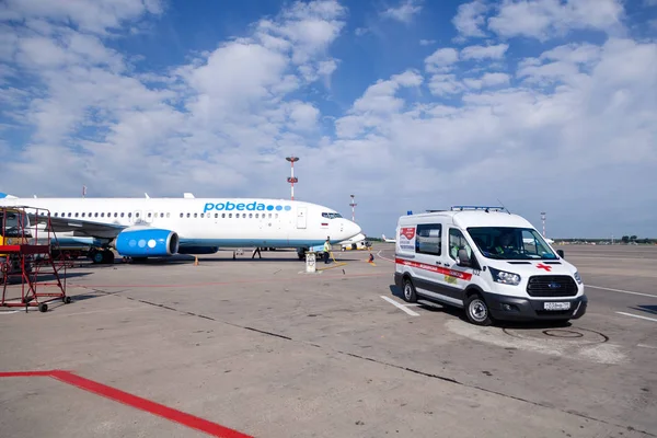 Rusya Moskova 2019-06-17 Ford ambulans araba arka planda