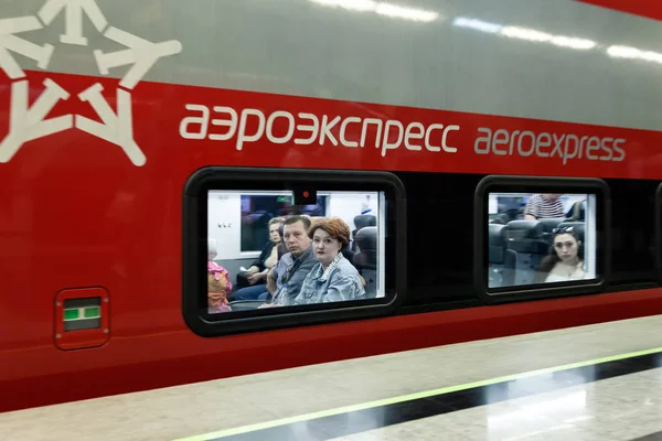 Rusia Moscú 2019-06-17 Moderno aeroexpres Stadler de dos pisos — Foto de Stock