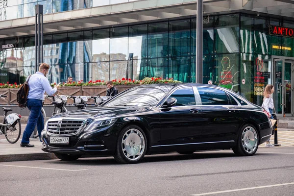 Russland moskau 2019-06-17 luxus status dunkelblaues auto mercedes ma — Stockfoto