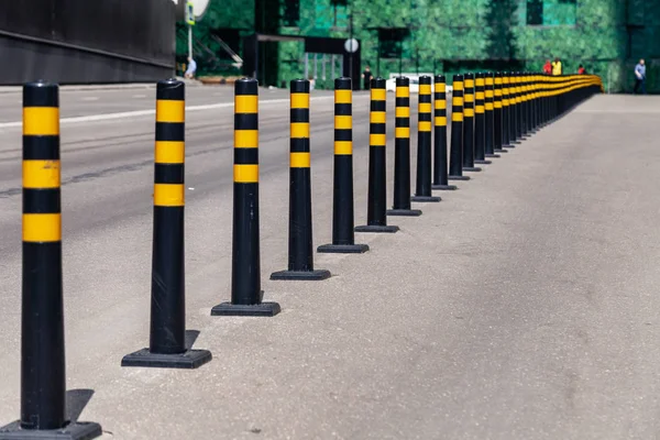 Närbild parkering limiter svart runda barer med en gul ränder b — Stockfoto