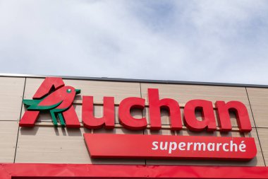 France Lyon 2019-06-18 Auchan süpermarket logosu. Auchan bir Fren.