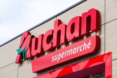 France Lyon 2019-06-18 Auchan süpermarket logosu. Auchan bir Fren.