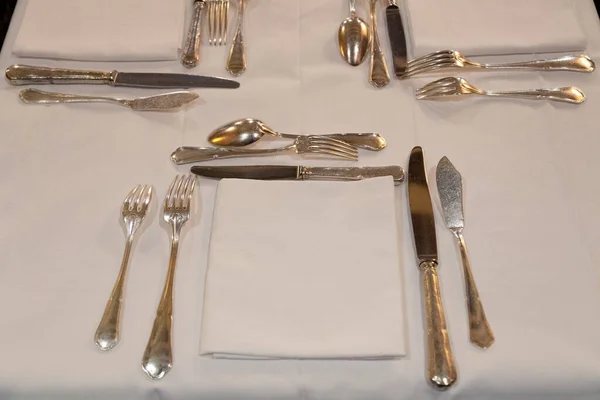 Closeup shiny vintage cutlery, silverware, spoon, fork, knife, w — ストック写真