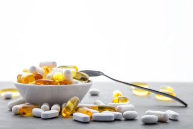 Dağınık ilaç vitaminleri, haplar, metal kapaklı kasede uyuşturucular.