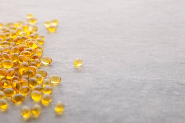 Akvaryumdaki dağınık altın balık yağının en üst görüntüsü.