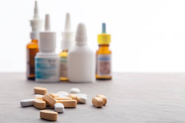 Tedavi için çeşitli hastalıklar ve semptomlar hazırlayın. İlaçlar, hastalıklar için ilaveler. Bir sürü hap. Sağlık sigortası, tablet kabarcıkları, boğaz spreyi, bir şişe tedavi edici burun damlası, şurup.