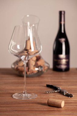 Kristal kırmızı şarap kadehi, şişe, tirbuşon, açacağı, şarap garsonu kni