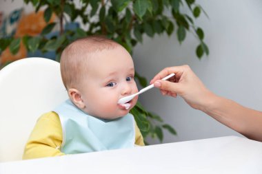 Oğlanın ilk beslenmesi, yoğurt yemek, küfür, kaşık tutmak.