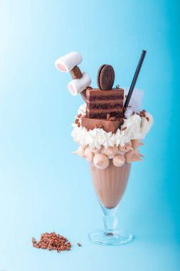 Krem şantili çikolatalı süt, marşmelov, pasta, kurabiye.