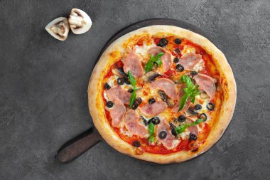 Karbonatlı et pizzası, zeytin, mantar, domates, fesleğen, peynir