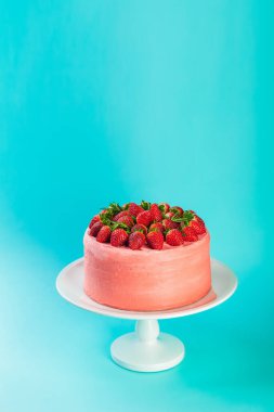 Taze böğürtlenli ve biberiyeli pembe çilekli mascarpone keki.