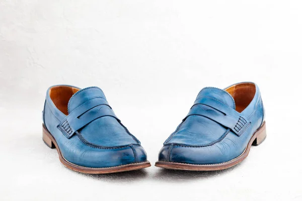 Par de botas desechadas de cuero viejo azul con cordones —  Fotos de Stock