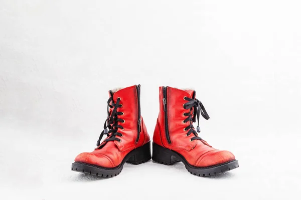 Par de botas viejas de cuero rojo desechadas con cordones — Foto de Stock