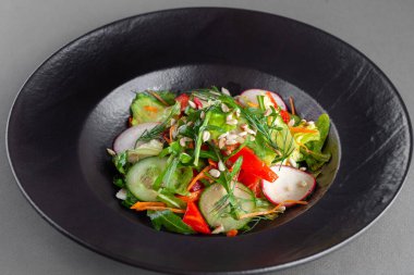 Taze sebze salatası, domates, salatalık, turp, marul, otlar.