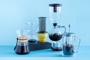 Alternatif kahve demleme yöntemleri, Chemex, kahve makinesinin üzerine dökme, hava yastığı, Fransız presi, filtre kahve, sifon.