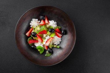 Meyve salatası, kivi, çilek, yabanmersini, elma, krema