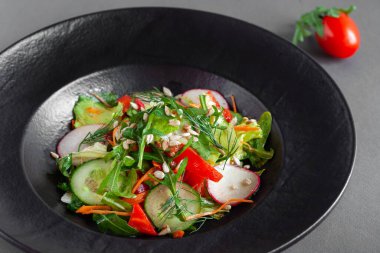 Taze sebze salatası, domates, salatalık, turp, marul, otlar.