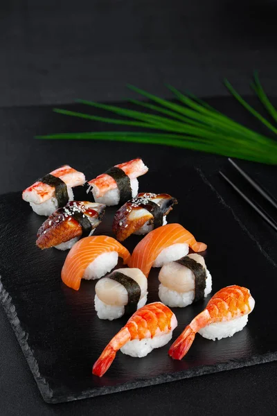 一套特写的黑鬼寿司配鲜虾、鲑鱼、扇贝、熏鳗鱼 — 图库照片