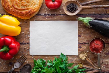 Kağıt üzerinde tarifiniz için alanı olan kırsal yüzeydeki pilav bileşenleri