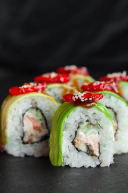 Avokado, çilek ve peynirli taze suşi rulosu.