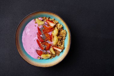 Meyve suyu, granola, chia tohumu, muz, fındık, çilek