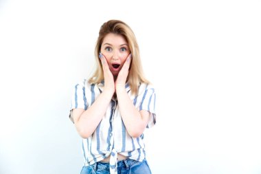 Beyaz arka planda günlük giysiler içinde güzel bir kadın.