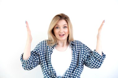 Beyaz arka planda günlük giysiler içinde güzel bir kadın.