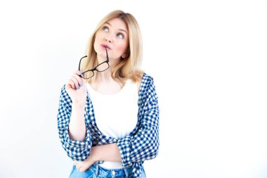 Beyaz arka planda günlük kıyafetlerle genç ve güzel kadın duyguları.